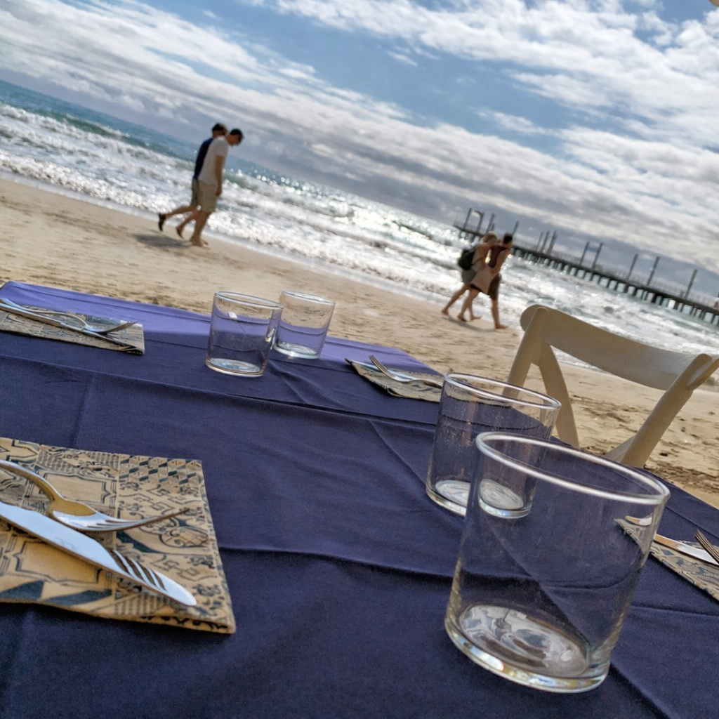 Tavoli sulla spiaggia FronteMare con vista isola Gallinara al tramonto